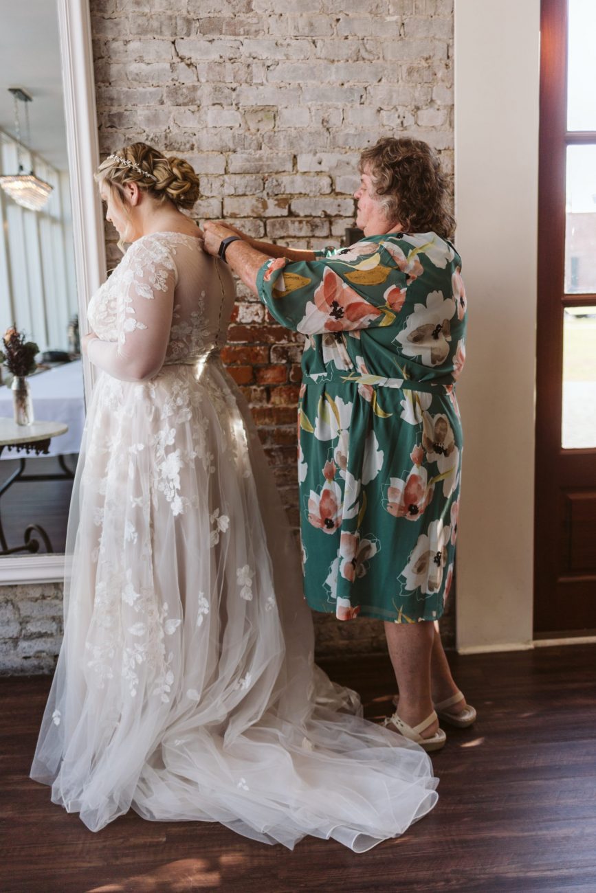 mother daughter getting ready wedding photos